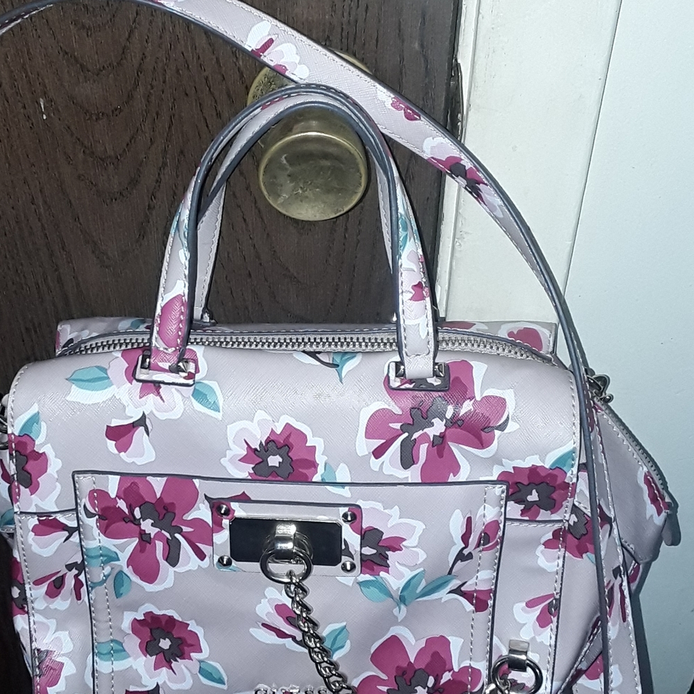 PRETTY FLORAL GUESS BAG!  NEW LISTING!😊